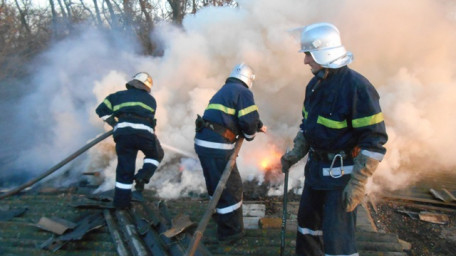 Новокаховські вогнеборці ліквідували пожежу у господарській споруді